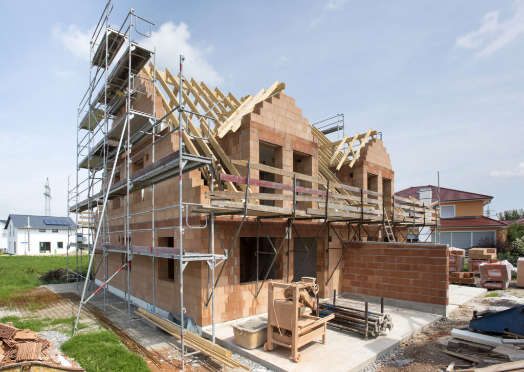Stucwerk op gipsplaten bij nieuwe gebouwen